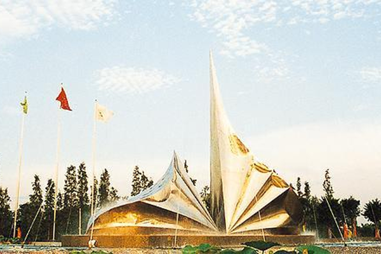 并蒂莲雕塑广场旅游