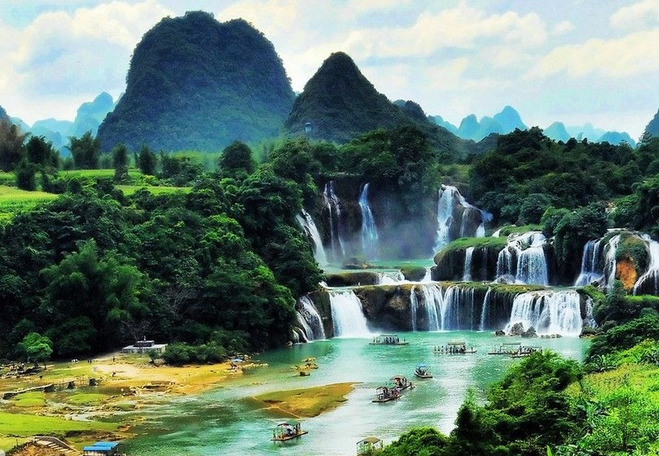 德天大瀑布位于中越边境,中国广西大新县,为国家特级景点.