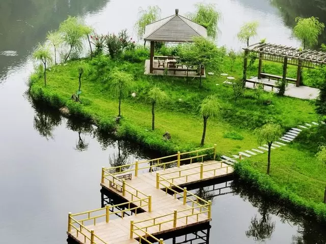 平缓栈道，遮阴避暑，亲近自然