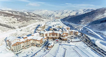 【滑进滑出】太舞滑雪小镇A&B HOTEL酒店1晚+太舞滑雪场2人1天雪票（不含雪具）+温泉+早餐+高铁接驳