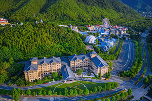 【官方热卖】安吉银润小镇雷迪森维嘉酒店1晚，可选杭州Hello Kitty乐园2日畅玩门票/单房连住套餐