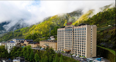 【酒店套餐】神农山庄/ 荣逸精致/木鱼大酒店/ 盛景怡家/华盛酒店酒店可选1晚+神农架中和滑雪票+接驳车+早