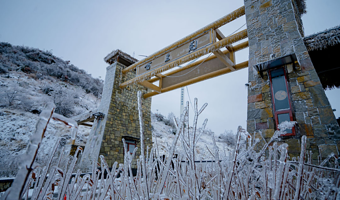 【滑雪预售】山楂树云裳酒店+双人百里荒大门票+双人滑雪票+双人换乘车票+双早