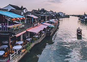 上海影视乐园+朱家角古镇一日游【《繁花》取景地、偶遇明星、江南水乡古镇、品当地特色美食】