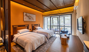 【酒店套餐】婺女洲度假区徽市街艺术酒店+婺女洲门票2张+遇见婺源演出票2张+游船票2张+打铁花+射箭+早餐