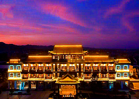 【房间带私汤】梅州兴宁玖崇湖凤颐温泉酒店含早餐+无限次温泉票