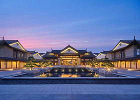 【5钻豪华度假】盐城大洋湾希尔顿逸林酒店1晚+双人大洋湾门票和观光车+儿童活动中心和泳池