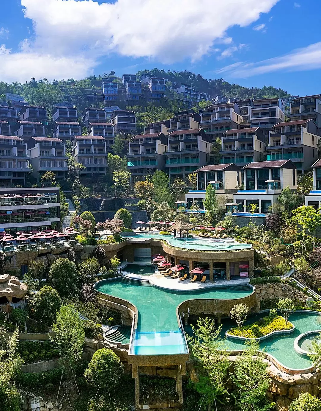 2021年开业的星泉谷度假村,位于临安湍口温泉小镇内,这里八山环翠,四