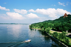 湖北武汉黄鹤楼+武汉大学+湖北省博物馆+东湖一日游【2-6人内精致小团+7座商务车出行+景点门票】