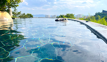 【酒店套餐】古滇度假酒店1晚+七彩云南古滇温泉（含1餐自助餐）门票2张+酒店早餐2人+恒温游泳馆体验劵2张