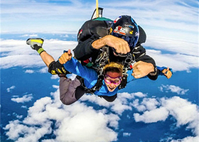 青岛国际高空跳伞基地一日游【本场跳伞/专业教练/高空跳伞/极限运动】