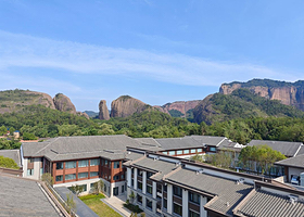 【龟峰脚下五钻酒店】上饶龟峰山庄1晚+双人早餐+龟峰风景名胜区套票2张（含观光车+游船）+酒店儿童游乐场