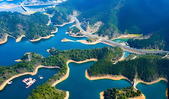 杭州千岛湖景区+千岛湖中心湖区+梅峰岛+月光岛（五龙岛）一日游【市区接丨2H梅峰岛/1.5H月光岛丨深度游玩】