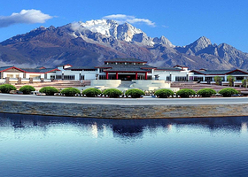 【双人游-含雪山大索道】丽江大港旺宝酒店1晚住宿【免费停车】+雪山进山费+大索道+雪厨自助午餐+三宝+往返接送