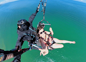 三亚海棠湾鹰之翼滑翔伞体验【专业教练一带一飞行体验/赠送360空中视频】