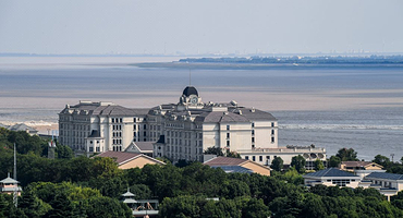 【正对钱塘江】海宁钱江君廷酒店+双人早餐+24小时书吧+泳池+健身房，可加盐官潮乐之城/下午茶