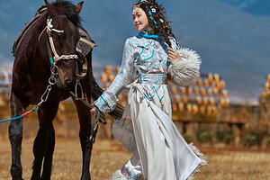 丽江雪山有风户外旅拍【户外旅拍+猎鹰谷观光--丽江古城/束河古镇/白沙-往返接送】