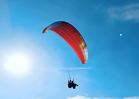 合肥青阳山滑翔伞飞行基地一日游【滑翔伞体验/全程视频拍摄/观巢湖全貌/专业教练/越野车接送】