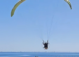 陵水黎族自治县清水湾灯塔滑翔伞飞行营地一日游【清水湾动力滑翔伞/环绕漠沙灯塔/海景飞行】
