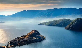 丽江泸沽湖二日游【360°环湖+网红景点打卡+猪槽船游湖+篝火晚会】