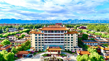 【酒店套餐】龙脉温泉度假村庭院私汤大床房含早+双人熔岩馆门票+不限次私汤，可加购双人热带雨林套餐