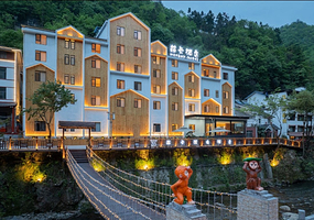 【酒店套餐】神农架萌卡酒店住宿1晚+2早+2张神农架国际滑雪门票（木鱼镇至雪场接驳车）+2张双泉寨温泉门票