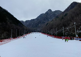 翠华山滑雪场+翠华山·秦岭终南山世界地质公园一日游【在寒风中挥舞雪仗，尽情享受冬日乐趣/包车出行】