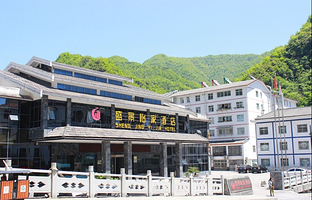 【酒店套餐】盛景怡家酒店住宿1晚+2早+2张神农架国际滑雪门票（木鱼镇至雪场接驳车）+2张双泉寨温泉门票可选