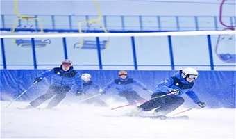 【春节大促丨滑雪大促】西安热雪奇迹全天不限时滑雪/3小时滑雪票+雪上乐园。住西安国际港务区亚朵酒店+自助早餐