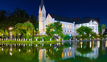 【酒店套餐】五矿哈施塔特君澜度假酒店+早餐+艺术小镇门票+爱丽丝蜡像馆+3D玻璃桥+奇幻剧场王国演艺秀门票