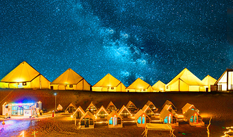 腾格里沙漠星空露营1晚·多房型选择★篝火晚会烟花+不限次数滑沙项目+下午茶摆拍场景+双人早餐