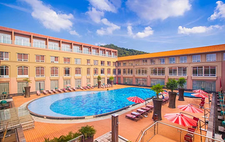 【酒店内可直接上山】广州逸林假日酒店住1晚+无限次白云山vip登山通道+2人自助晚餐+自助早餐+康体中心