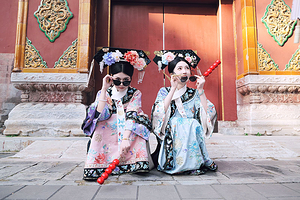 故宫古风成人汉服/清宫服体验+化妆+配饰套餐（男女通用）