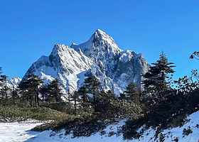 迪庆梅里雪山国家公园+白马雪山+雾浓顶观景台一日游【8人小团-孔雀山垭口徒步+日照金山与璀璨星河追光之旅】