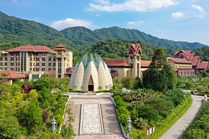【酒店套餐】韶关经律论国际酒店+2大1小自助早餐+无限次温泉+翡翠博物馆+天禅谷景区