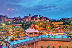 【酒店套餐】清远熹乐谷温泉度假酒店+自助早餐+无限次凤凰温泉+无动力乐园+打卡艺术空间+儿童乐园