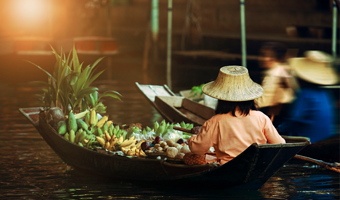 丹嫩沙多水上集市+美功铁道市场+大皇宫一日游【豪华巴士+美功铁道坐火车+米其林美食+盐湖摄影旅拍，精品小团】】