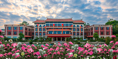 【酒店套餐】长泰连氏大酒店或小黄山木屋1晚+双早+长泰漂流2张+小黄山门票2张+高尔夫练习球2人