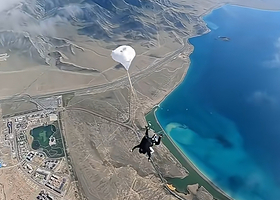 新疆赛里木湖直升机高空跳伞基地+赛里木湖一日游【跳伞/专业教练/高空跳伞/极限运动】