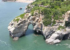 大连东鸡冠山+金石滩度假区+老虎滩海洋公园三日游【游大连坐帆船出海喂海鸥撒欢海洋馆与小海豚大白鲸互动】