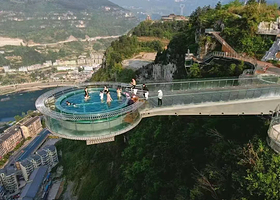 【酒店套餐】思南悬崖温泉酒店1晚+2人早餐+2人温泉门票+享私人泡池