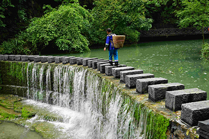 天下苗城·苗王城+飞水谷一日游【赠送苗族特色菜+苗服体验】