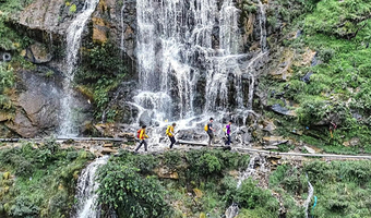 虎跳峡(香格里拉段)二日游【高路徒步、观金沙江、远观哈巴雪山、远观玉龙雪山】