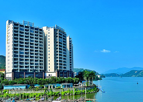 【酒店套餐】英德云海江湾假日酒店+双人自助早餐+房间内私家泡池+公共温泉门票+无边际泳池+沙滩