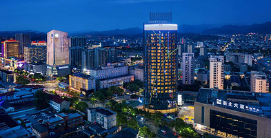 【县城中心酒店+美食】安吉万怡酒店/博瑞酒店1晚+下单自选安吉奇幻嘉乐比景区|观音堂滑雪场|江南天池滑雪场套餐