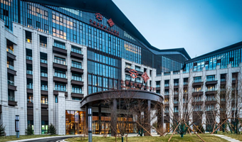 【滑进滑出】5钻云瑧金陵酒店1/2晚+翠云山银河滑雪场1/2天雪票/自助晚餐/午餐+早餐（翠云山旅游度假区）