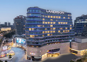 【2大2小宋城千古情贵宾席/观众席】2天1晚杭州居卡曼雷迪森酒店高级房+双早（套餐可选）