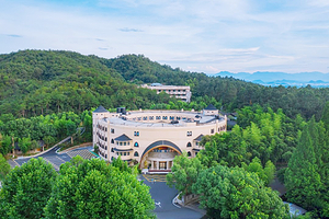 【★官方酒店】安吉中南度假·狮王酒店1晚+中南百草原度假村门票 可选欧洲牧场观光火车票/龙潭漂流