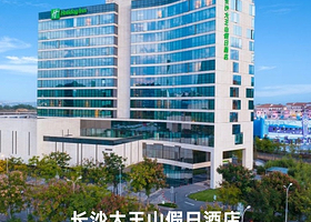 【酒店套餐】大王山假日酒店住宿+2大1小（早餐+海洋公园/欢乐雪域/大马戏/电影小镇）+免费停车+2天多次入园