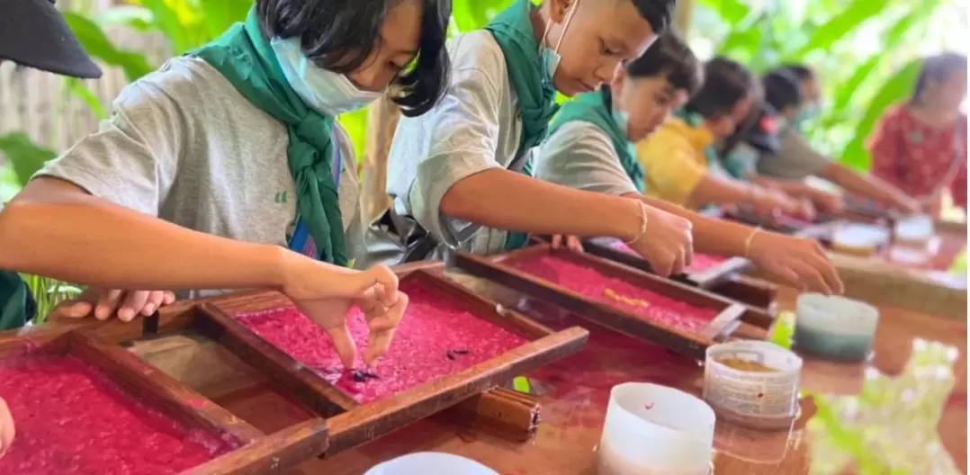 在清迈的美林地区，有一个将大象粑粑加工成纸张的地方。大象粑粑不再是只能做肥料的东西啦。那些在市场上见到的工艺纸，可能就是粑粑做的。在这个工厂，不仅能买到象粑粑做的纸，还能参观到粑粑纸的制作过程，甚至可以亲自参与制作